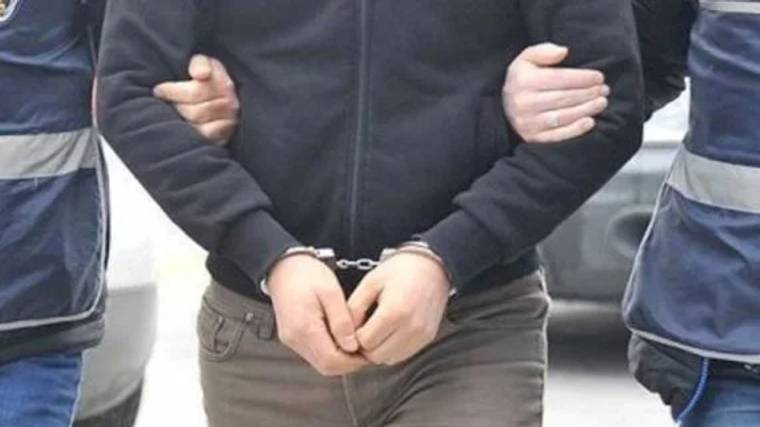 Kelepçeli bir kişinin, başka bir kişi tarafından kolundan tutulduğu an.