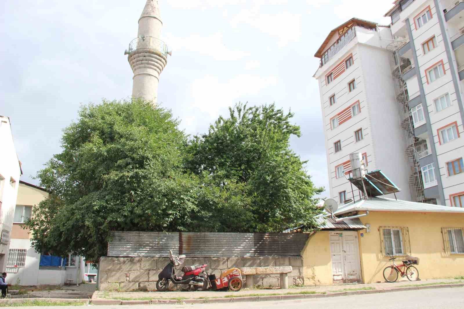 Sivas’ta musalla taşı cami bahçesi yerine kaldırımda bekliyor