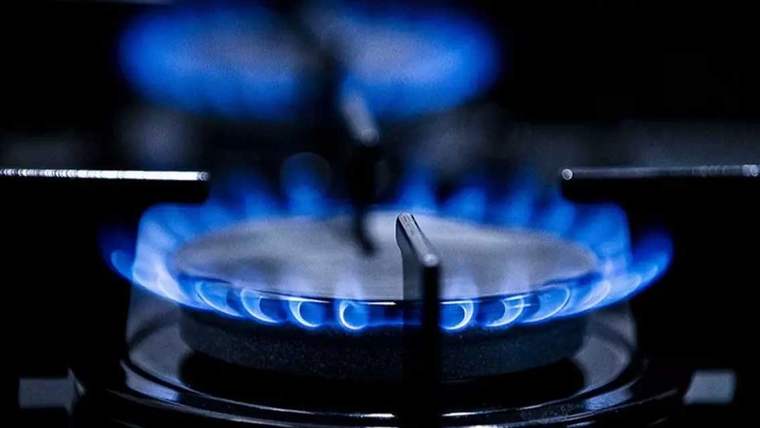 Metal ocak gözünde, çevresine yayılan mavi alevlerle yanan doğal gaz brülörü görülüyor.
