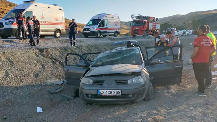 Yolda devrilmiş bir araç, etrafında sağlık ekipleri ve kurtarma görevlileri bulunuyor.