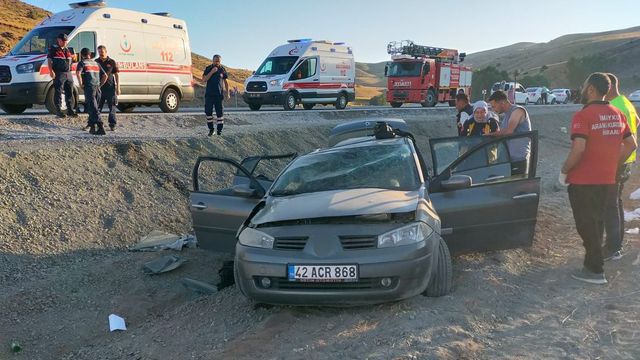 Sivas'ta Direksiyon Hakimiyetini Kaybeden Sürücü Şarampole Yuvarlandı: 4 Yaralı