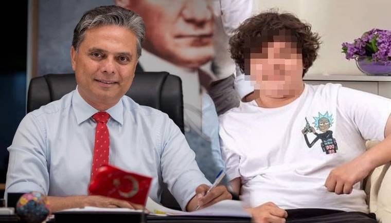 Masa başında oturan yetişkin bir erkek ile yüzü bulanıklaştırılmış genç, Türk bayrağı ve çiçeklerle görülüyor.