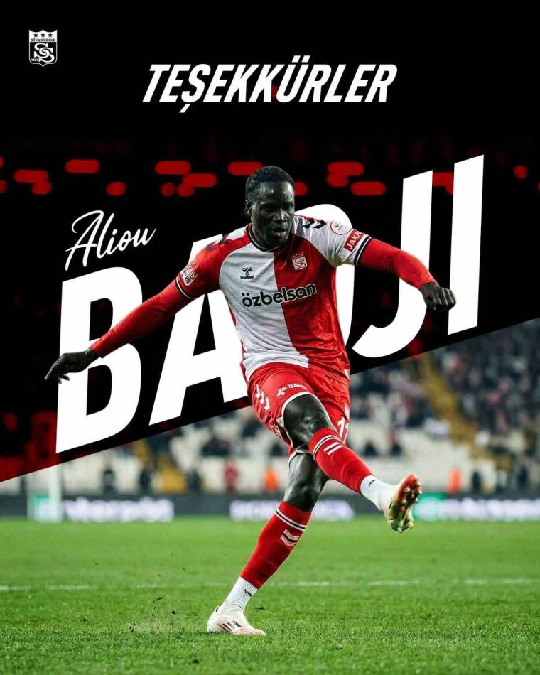 Kırmızı-beyaz forma giyen bir futbolcu, sahada ayağını uzatırken arka planda büyük harflerle “BADJI” yazıyor.