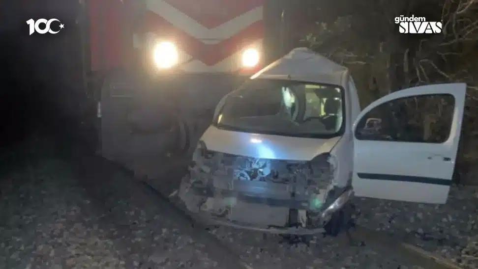 Sivas'a Giden Yük Treni Ticari Araca Çarptı