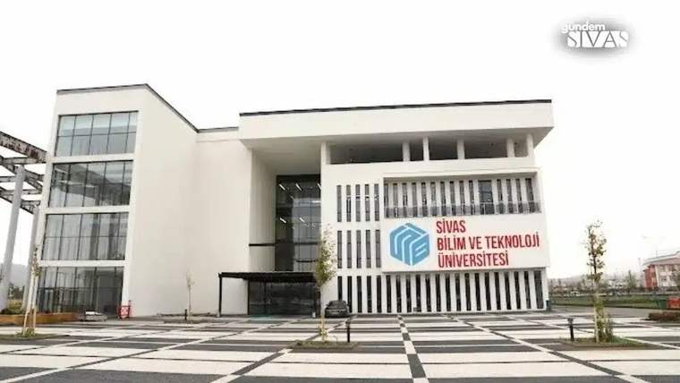 Üzerinde Sivas Bilim ve Teknoloji Üniversitesi yazan modern üniversite binası ve önündeki boş meydan