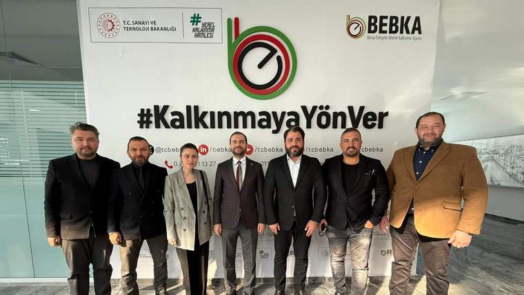 BEBKA ve bakanlık logolarının bulunduğu pankart önünde yedi kişi yan yana poz veriyor.