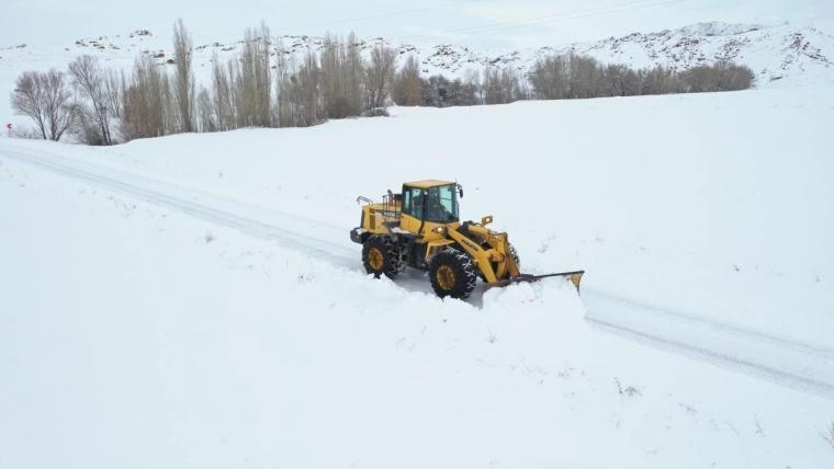 Sivas’ta Kar ve Tipi Alarmı: 356 Yerleşim Yerinin Yolu Kapandı, Ekipler Seferber Oldu