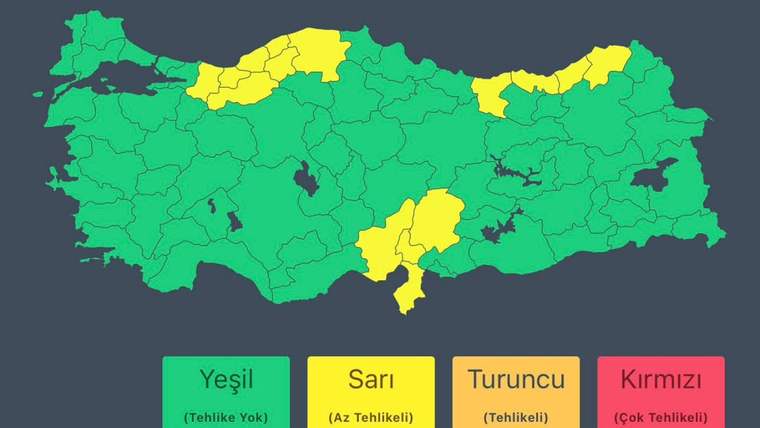 Türkiye haritasında, yeşil, sarı ve turuncu renklerle yağış tehlike seviyeleri gösteriliyor.