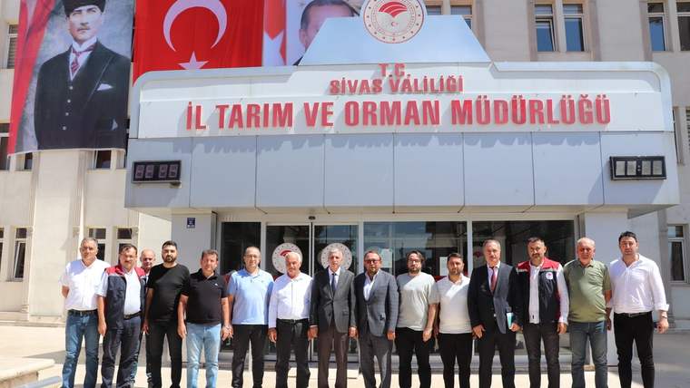 Üzerinde “Sivas Valiliği İl Tarım ve Orman Müdürlüğü” yazan bina önünde bir grup kişi yan yana duruyor.