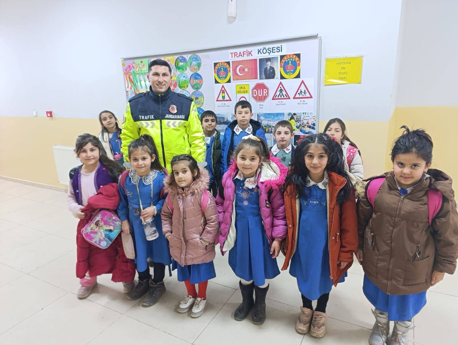 Kars'ta bir okulda trafik köşesi oluşturuldu - Birlik Haber Ajansı