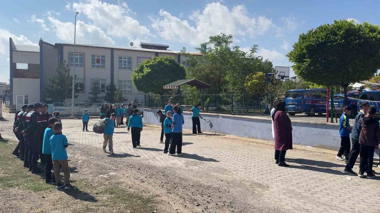 Altınyayla’da öğrenciler ve yöneticiler okul bahçesini temizledi