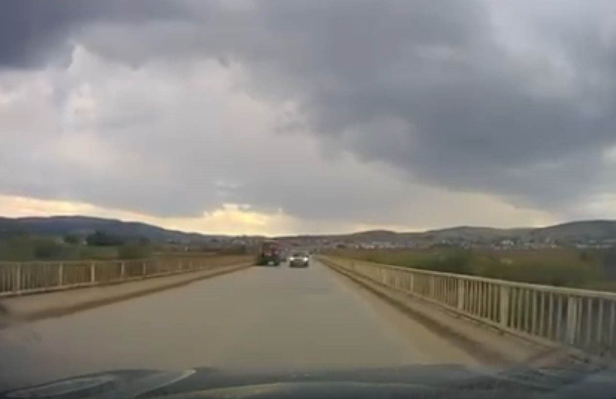 Karşıyaka Mahallesi'nde hatalı sollama kameraya yansıdı