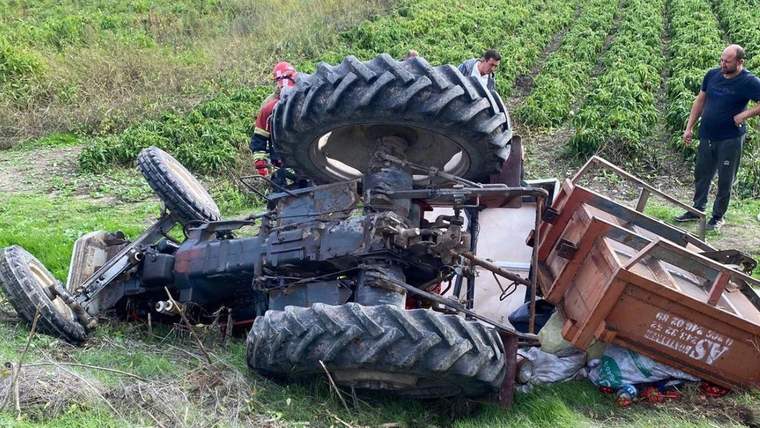 Suşehri’nde kontrolden çıkan traktör şarampole devrildi: 4 yaralı