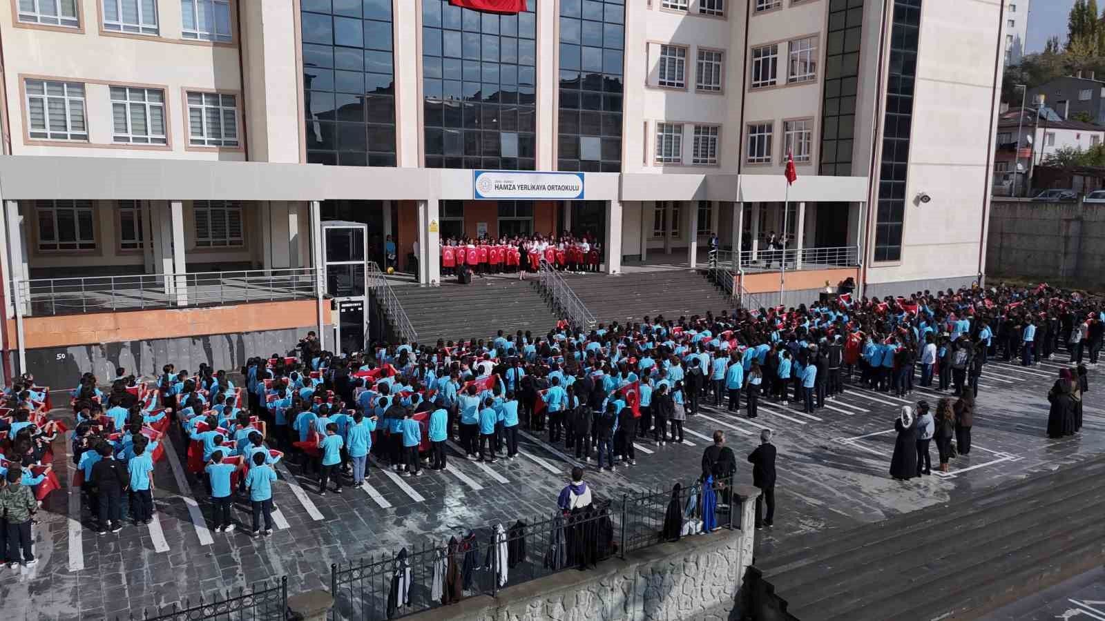 850 öğrenci Sivas’ta Cumhuriyet şarkılarını birlikte söyledi