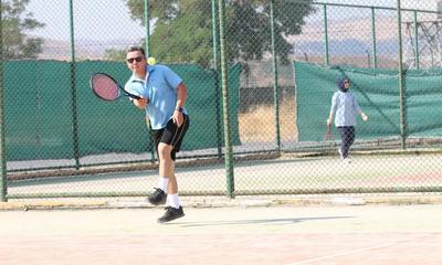 Sivas'ta 4 Eylül Tenis Turnuvası Başladı: 128 Sporcu Mücadele Ediyor