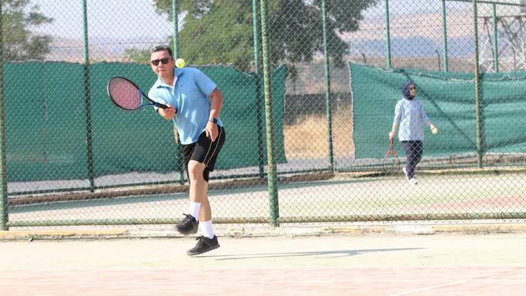 Sivas'ta 4 Eylül Tenis Turnuvası Başladı: 128 Sporcu Mücadele Ediyor