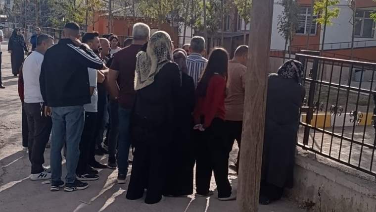 Kız Öğrenci Okula Pompalı Tüfekle Geldi