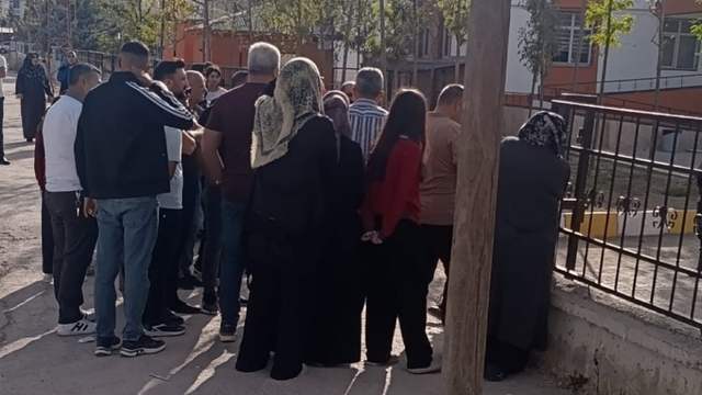 Kız Öğrenci Okula Pompalı Tüfekle Geldi