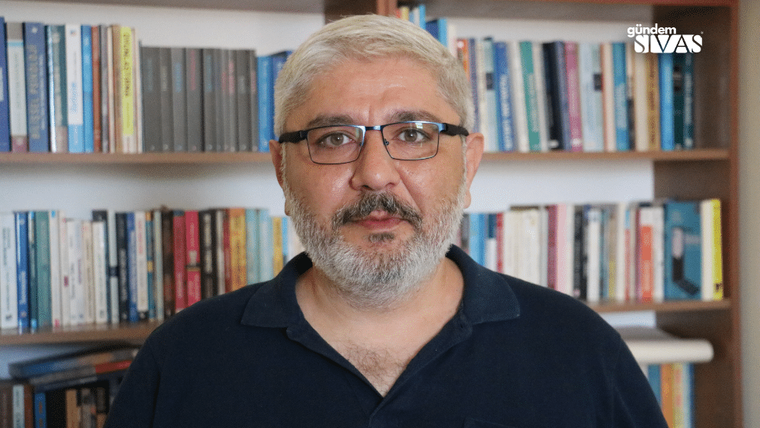 Gözlüklü, sakallı bir kişi kitaplık önünde kameraya bakıyor; üst köşede “gündem SİVAS” yazısı bulunuyor.