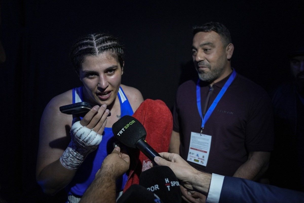 Bakan Bak'tan 10 Madalyalı Milli Boksörlere Tebrik