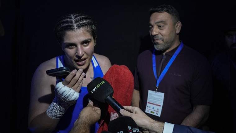 Bakan Bak'tan 10 Madalyalı Milli Boksörlere Tebrik