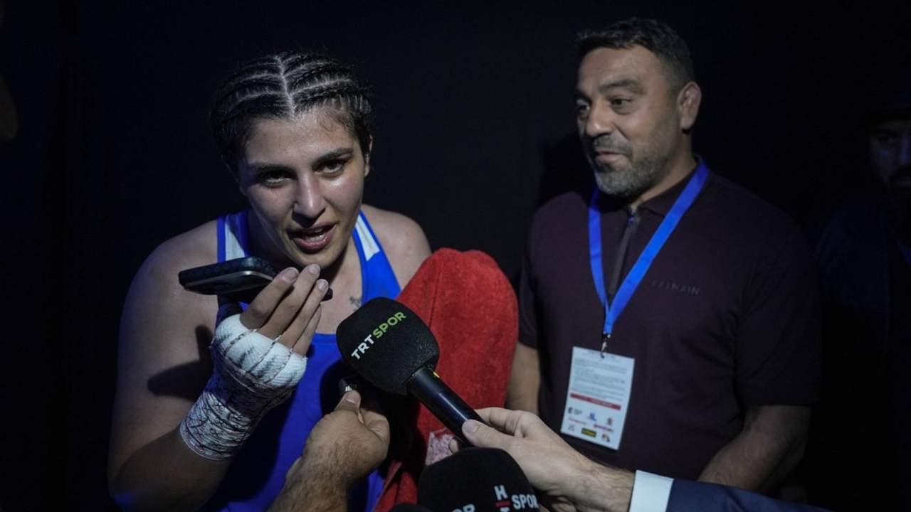 Bakan Bak'tan 10 Madalyalı Milli Boksörlere Tebrik