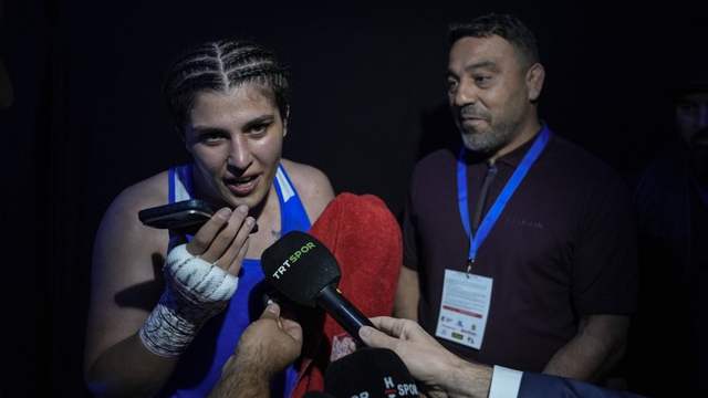Bakan Bak'tan 10 Madalyalı Milli Boksörlere Tebrik