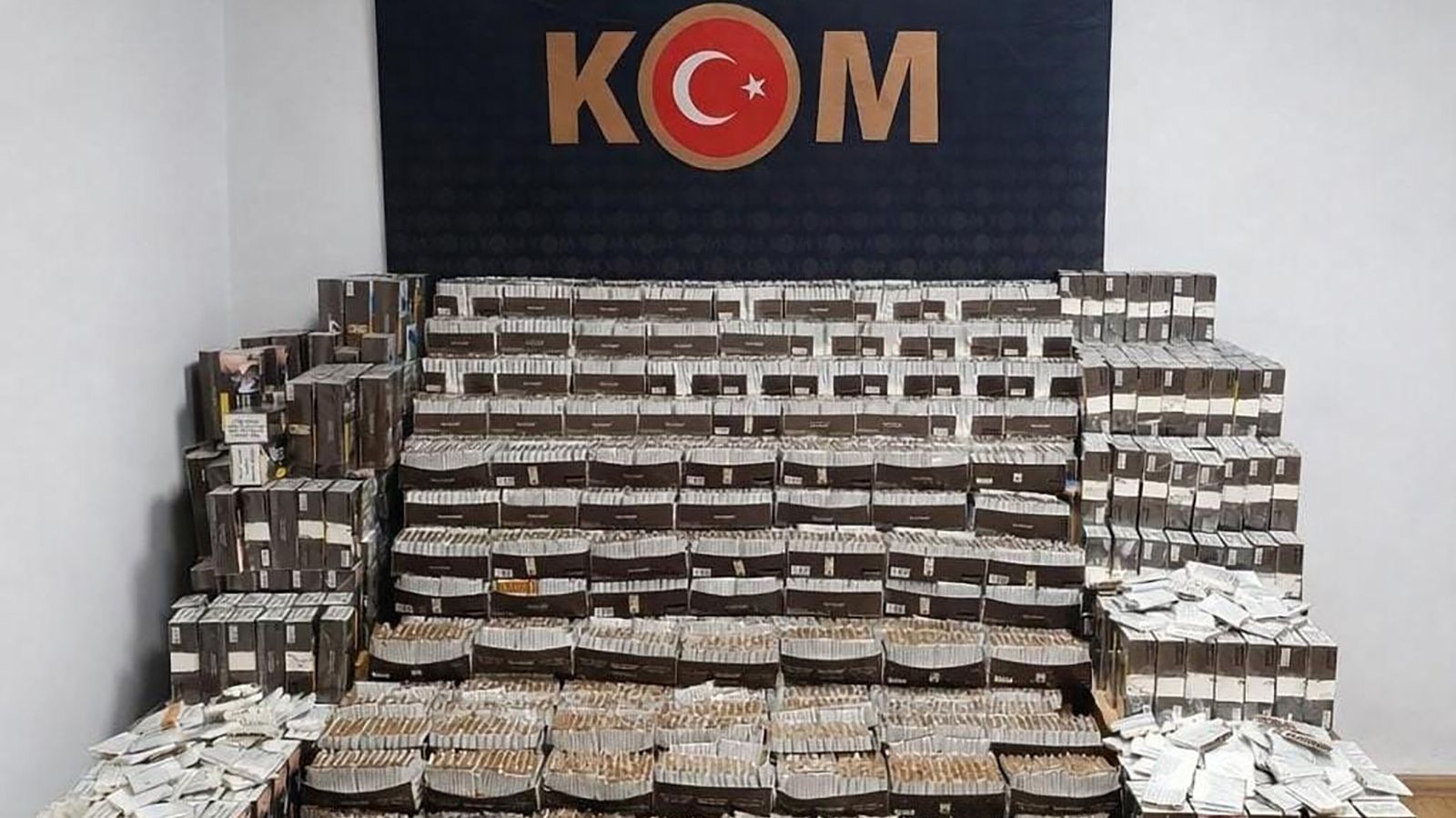 Sivas’ta Kaçak Tütün Operasyonu: 293 Bin Makaron ve 25 Kilo Tütün Ele Geçirildi
