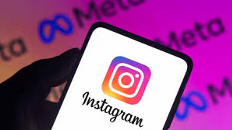 Ekranda Instagram logosu ve adı görünen akıllı telefon, Meta logolarının bulunduğu mor zemin önünde tutuluyor.