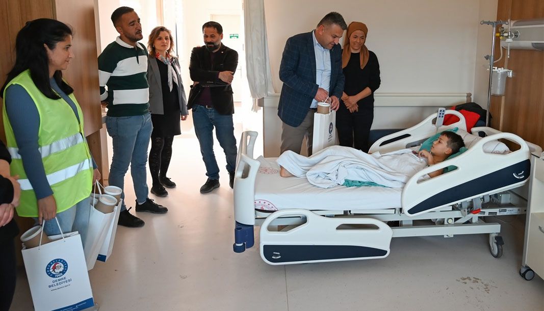 Demre Belediyesinden sünnet çocuklarına anlamlı ziyaret - Birlik Haber Ajansı