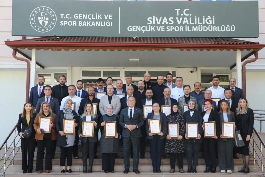 Sivas Gençlik ve Spor İl Müdürlüğü Personeline Başarı Belgeleri Takdim Edildi