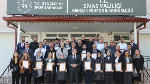 Sivas Gençlik ve Spor İl Müdürlüğü Personeline Başarı Belgeleri Takdim Edildi