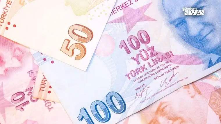 Üst üste duran 50 ve 100 Türk lirası banknotlarının yakın plan görünümü; farklı kupürler seçiliyor.