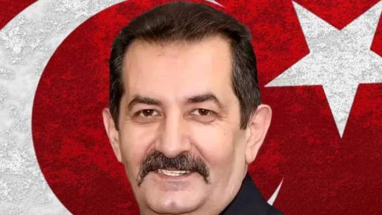Bıyıklı bir erkek portresi, arka planda kırmızı Türk bayrağı ve beyaz ay yıldız motifiyle yer alıyor.