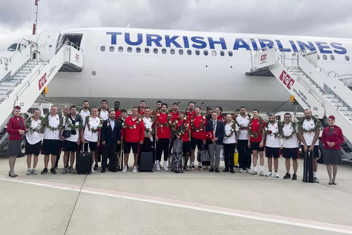 Avrupa ikincisi 12 Dev Adam, yurda döndü