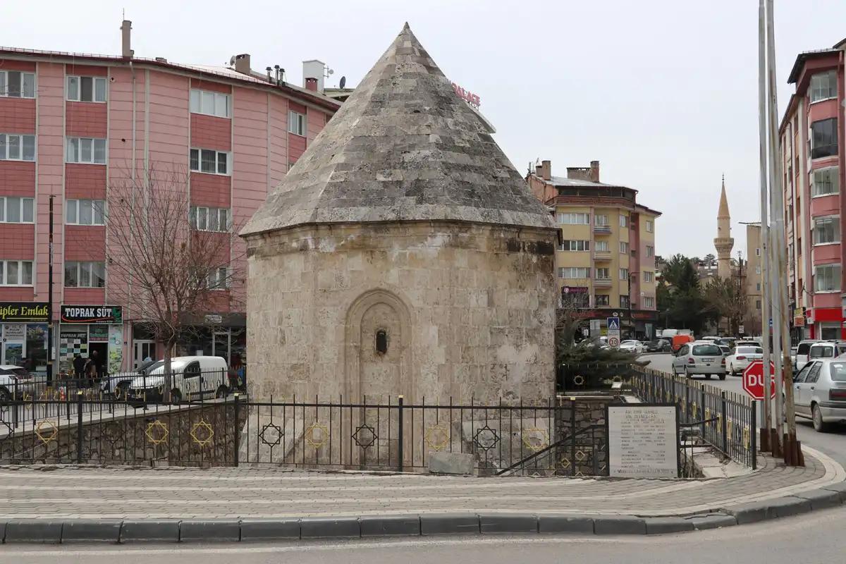 Sivas’ta Yolun Ortasındaki Tarih: Ahi Emir Ahmed Türbesi Dikkatlerden Kaçıyor