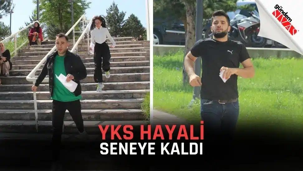 Merdivenlerden inen ve koşan iki genç, ellerinde belgelerle görünüyor.