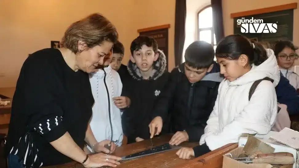 Çocuklar Geleneksel Bakır İşlemeciliğini Keşfetti