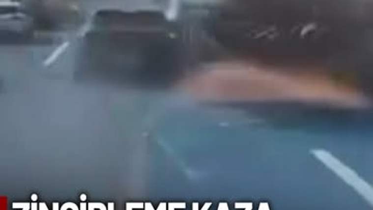 Bulanık yol görüntüsünde aynı yönde ilerleyen birkaç otomobil ve altta kısmen görünen yazı yer alıyor.