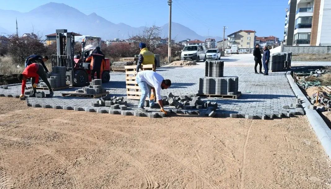 Isparta'da 4142 sokaktaki tali yola kilit parke taşı döşendi - Birlik Haber Ajansı