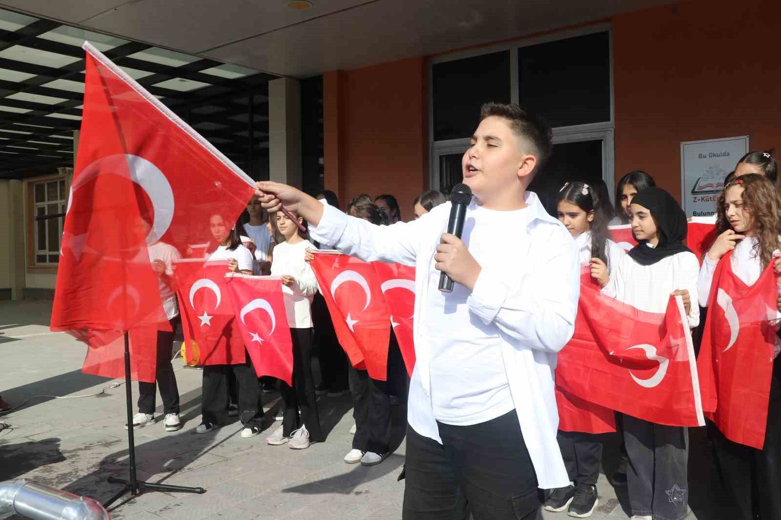 850 öğrenci Sivas’ta Cumhuriyet şarkılarını birlikte söyledi