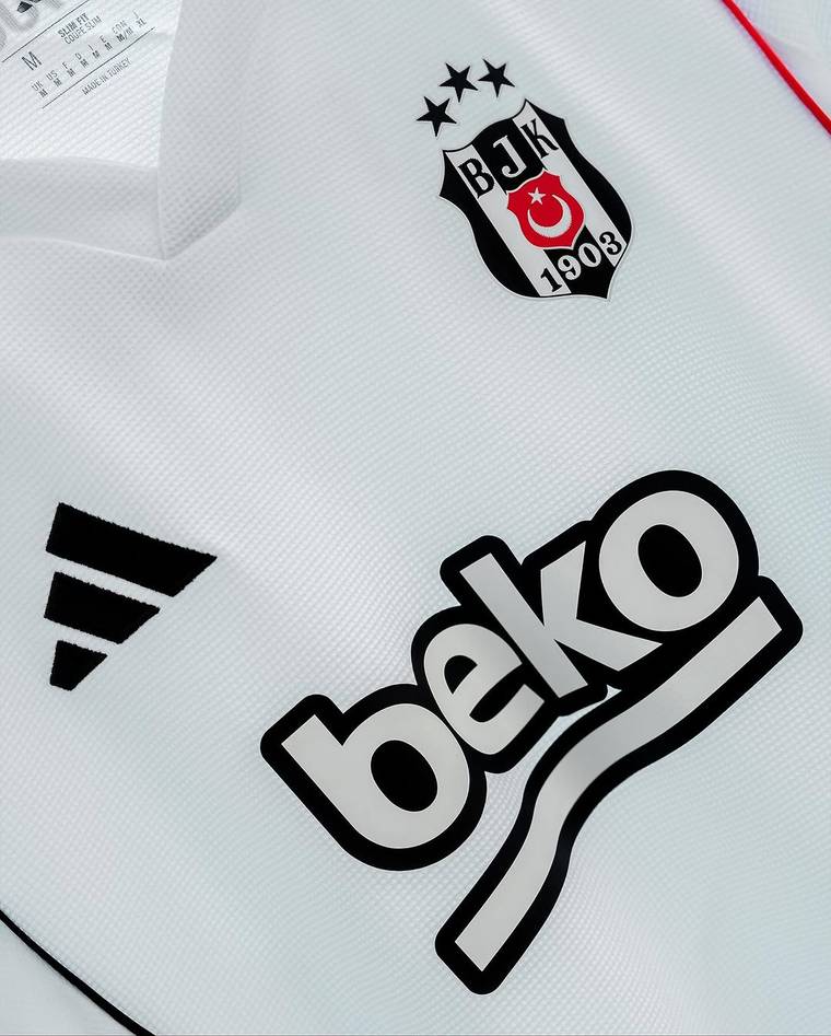Beyaz futbol formasının üzerinde siyah Adidas logosu, kısmen görünen 1903 ibareli arma ve Beko yazısı bulunuyor.