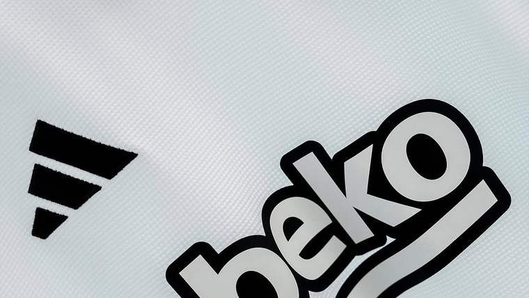 Beyaz futbol formasının üzerinde siyah Adidas logosu, kısmen görünen 1903 ibareli arma ve Beko yazısı bulunuyor.