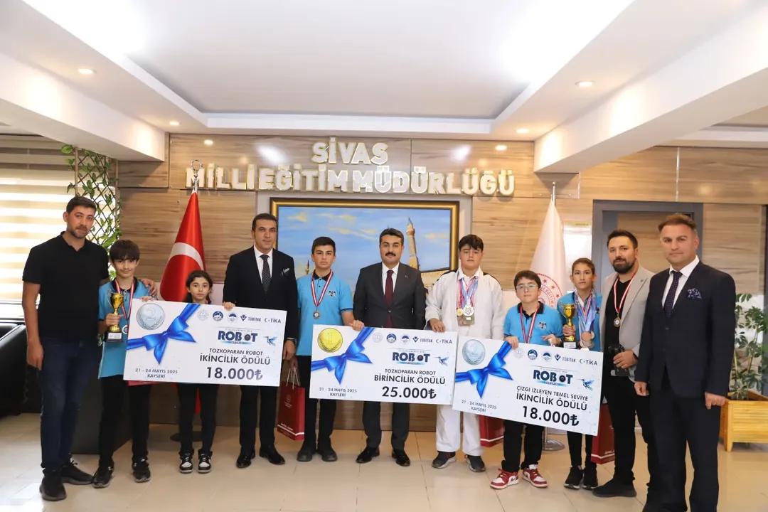 Sivaslı Öğrenciler Uluslararası Robot Yarışmasından Madalyalarla Döndü