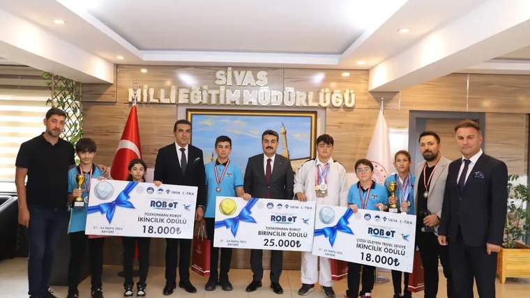 Sivaslı Öğrenciler Uluslararası Robot Yarışmasından Madalyalarla Döndü