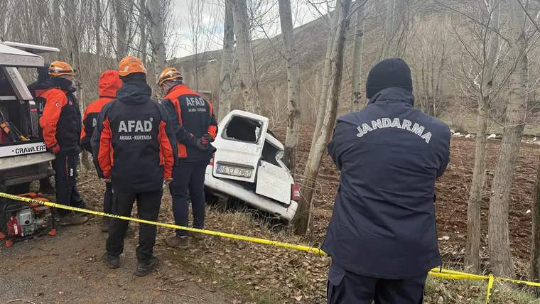 Kaza alanında AFAD ve jandarma ekipleri, devrilmiş bir aracın etrafında çalışıyor.