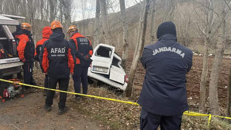 Kaza alanında AFAD ve jandarma ekipleri, devrilmiş bir aracın etrafında çalışıyor.