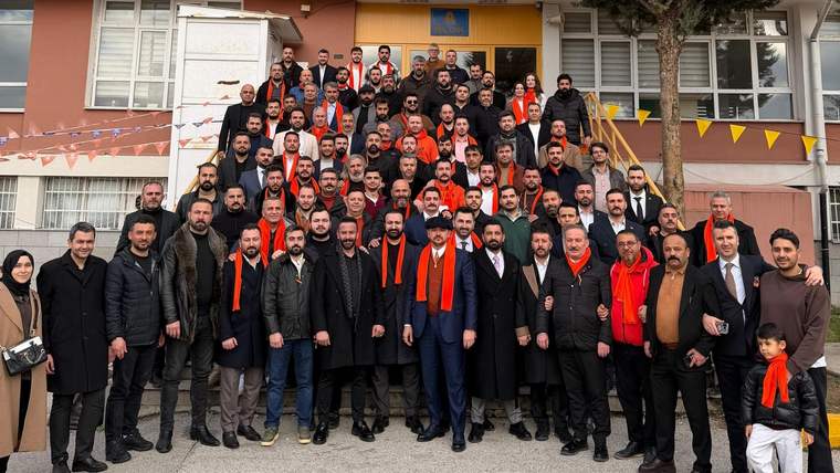 Turuncu listeyi destekleyen kalabalık, Mimarlar Odası önünde poz veriyor.