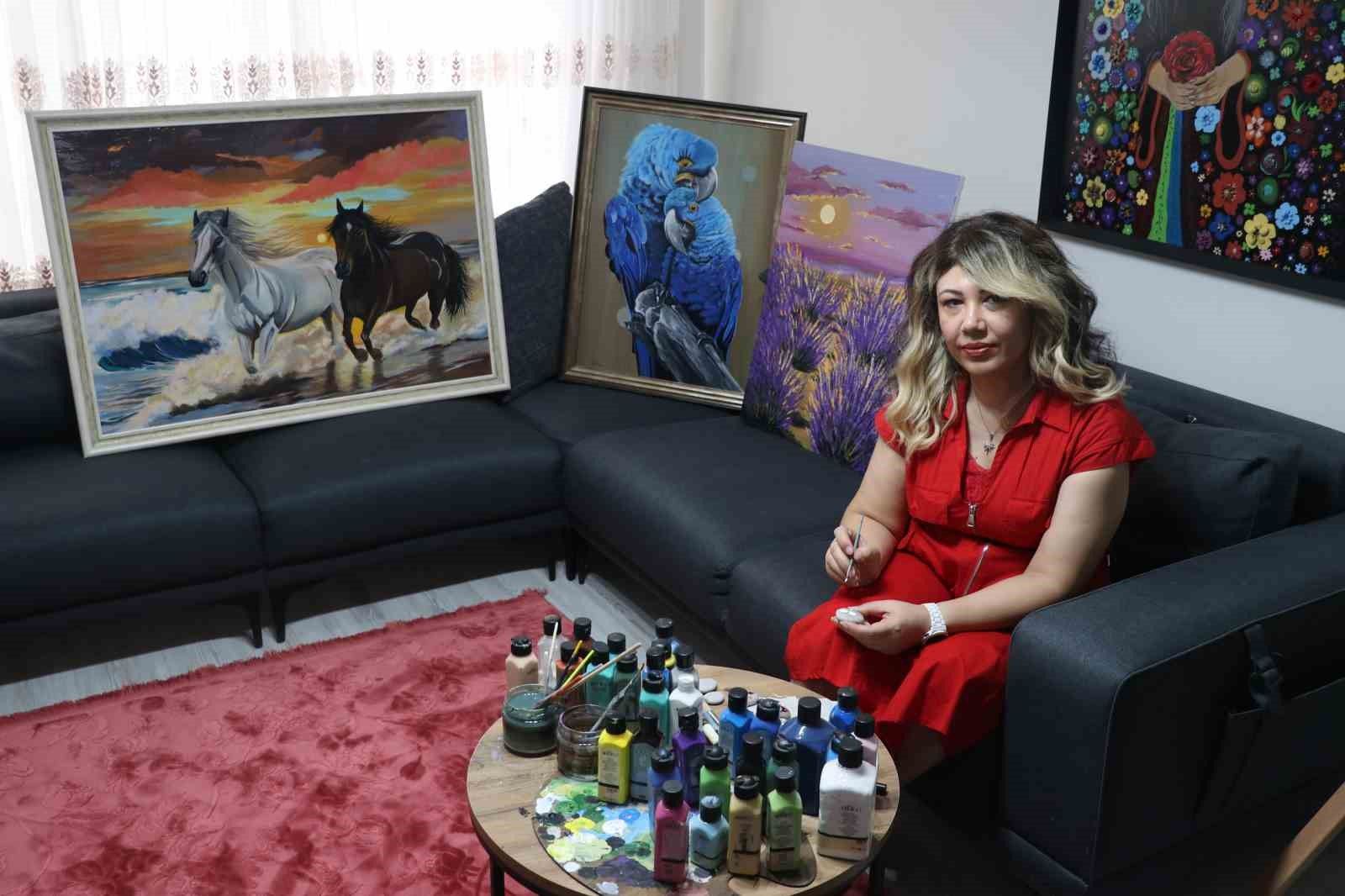 Yoğun iş temposunda sanatla stresini atıyor, eserler üretiyor