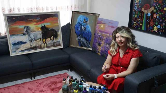 Yoğun iş temposunda sanatla stresini atıyor, eserler üretiyor